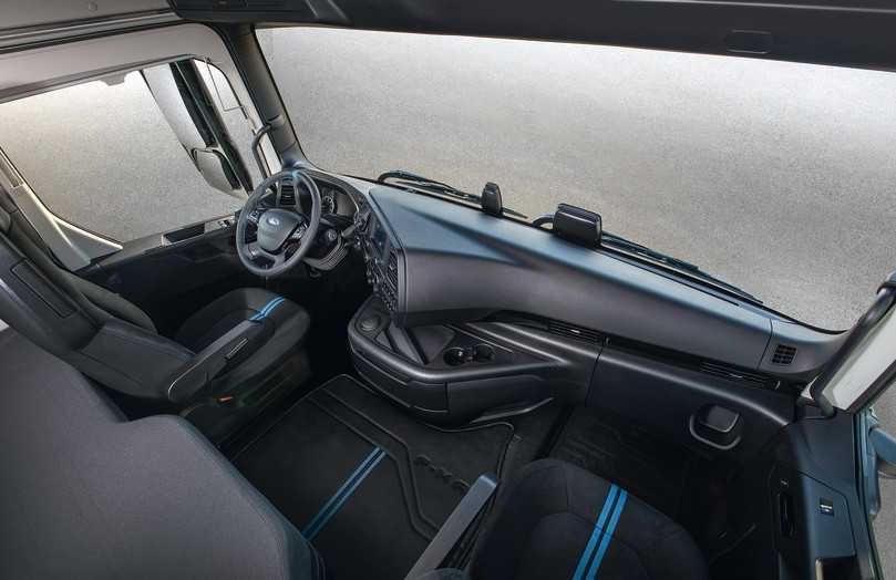 In der Hochdachkabine gibt es viel Platz und clevere Stauboxen, dafür fehlen offene Ablagen auf dem Armaturenbrett. | Foto: F-Trucks Deutschland GmbH In der Hochdachkabine gibt es viel Platz und clevere Stauboxen, dafür fehlen offene Ablagen auf dem Armaturenbrett. | Foto: F-Trucks Deutschland GmbH