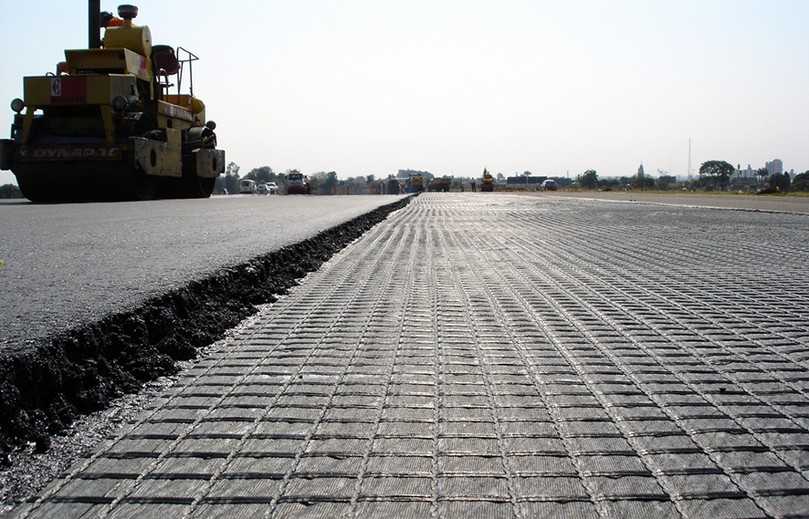 Wichtig ist, dass die Asphalteinlage nach der Verlegung faltenfrei liegt und einen vollflächigen Kontakt mit der Unterlage aufweist. | Foto: Huesker Wichtig ist, dass die Asphalteinlage nach der Verlegung faltenfrei liegt und einen vollflächigen Kontakt mit der Unterlage aufweist. | Foto: Huesker