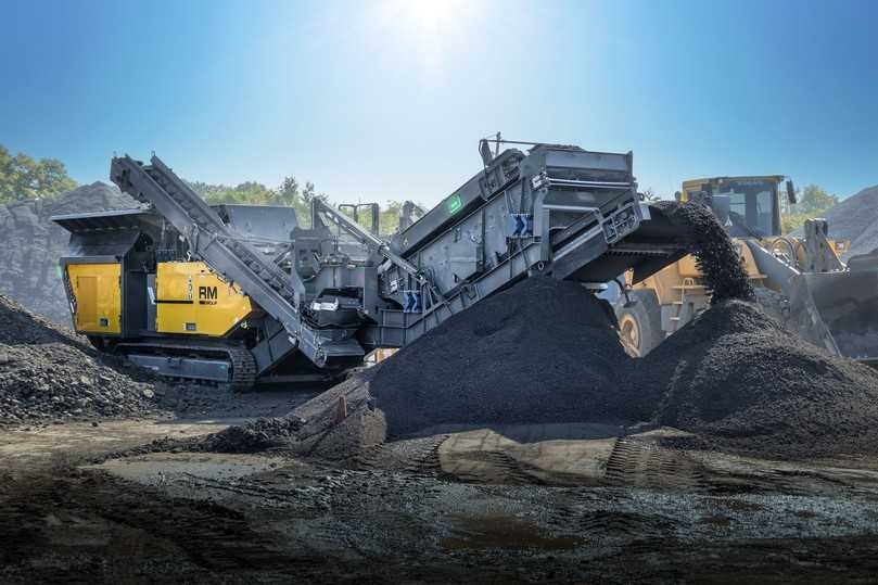 Logistik als Qualitätsfaktor: Da frisch gebrochener Asphalt auf der Halde unter intensiver Sonneneinstrahlung schnell wieder verklumpen kann, bevorzugen Mischwerke eine möglichst zeitnahe Weiterverarbeitung. | Foto: Rubble Master Logistik als Qualitätsfaktor: Da frisch gebrochener Asphalt auf der Halde unter intensiver Sonneneinstrahlung schnell wieder verklumpen kann, bevorzugen Mischwerke eine möglichst zeitnahe Weiterverarbeitung. | Foto: Rubble Master