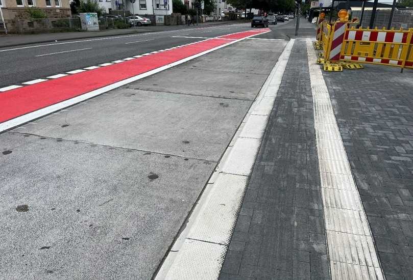 Ein Tag Montagezeit: Das Pilotprojekt Bushaltestelle in Gießen mit erneuertem Gehweg und dem RPS im Bereich der Busbucht. | Foto: PT Ingenieur GmbH Ein Tag Montagezeit: Das Pilotprojekt Bushaltestelle in Gießen mit erneuertem Gehweg und dem RPS im Bereich der Busbucht. | Foto: PT Ingenieur GmbH