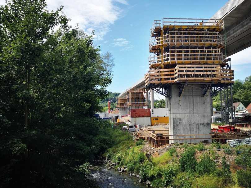 Die neue Fahrbahn der rund 930 Meter langen Brücke ruht auf 14 Pfeilern pro Fahrtrichtung, mit massiven Fundamenten und hohen Widerlagern. | Foto: Doka