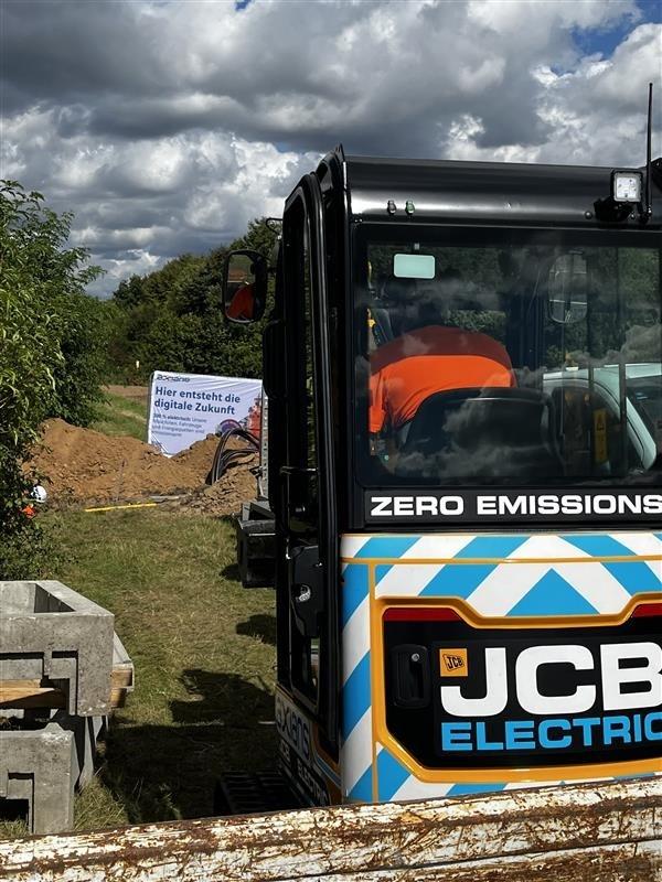 Elektrobagger spielen beim Einsparen von CO2-Emissionen auf der Baustelle eine zentrale Rolle. | Foto: Axians Deutschland Elektrobagger spielen beim Einsparen von CO2-Emissionen auf der Baustelle eine zentrale Rolle. | Foto: Axians Deutschland