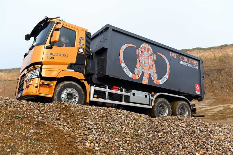 Auf losem, fast ebenen Untergrund in der Kiesgrube kann der C 440 mit doppelt angetrieben Hinterachse überzeugen. | Foto: Quatex Auf losem, fast ebenen Untergrund in der Kiesgrube kann der C 440 mit doppelt angetrieben Hinterachse überzeugen. | Foto: Quatex