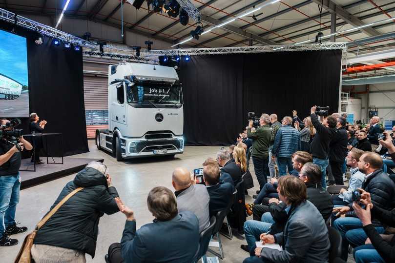 Der offizielle Serienstart des Mercedes eActros 600 wird von Politik, Presse und Mitarbeitern in Wörth gefeiert. | Foto: Daimler Truck AG Der offizielle Serienstart des Mercedes eActros 600 wird von Politik, Presse und Mitarbeitern in Wörth gefeiert. | Foto: Daimler Truck AG