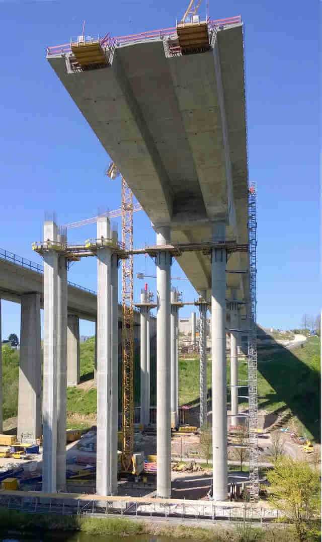 Die Überbauten der 450 Meter langen Balkenbrücke aus gevouteten zweizelligen Spannbetonhohlkästen entstehen im Freivorbau. Die Überbauten der 450 Meter langen Balkenbrücke aus gevouteten zweizelligen Spannbetonhohlkästen entstehen im Freivorbau.