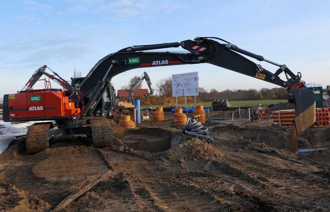 Atlas-Bagger: Kraftvoll und präzise im Gewerbegebiet Atlas-Bagger: Kraftvoll und präzise im Gewerbegebiet