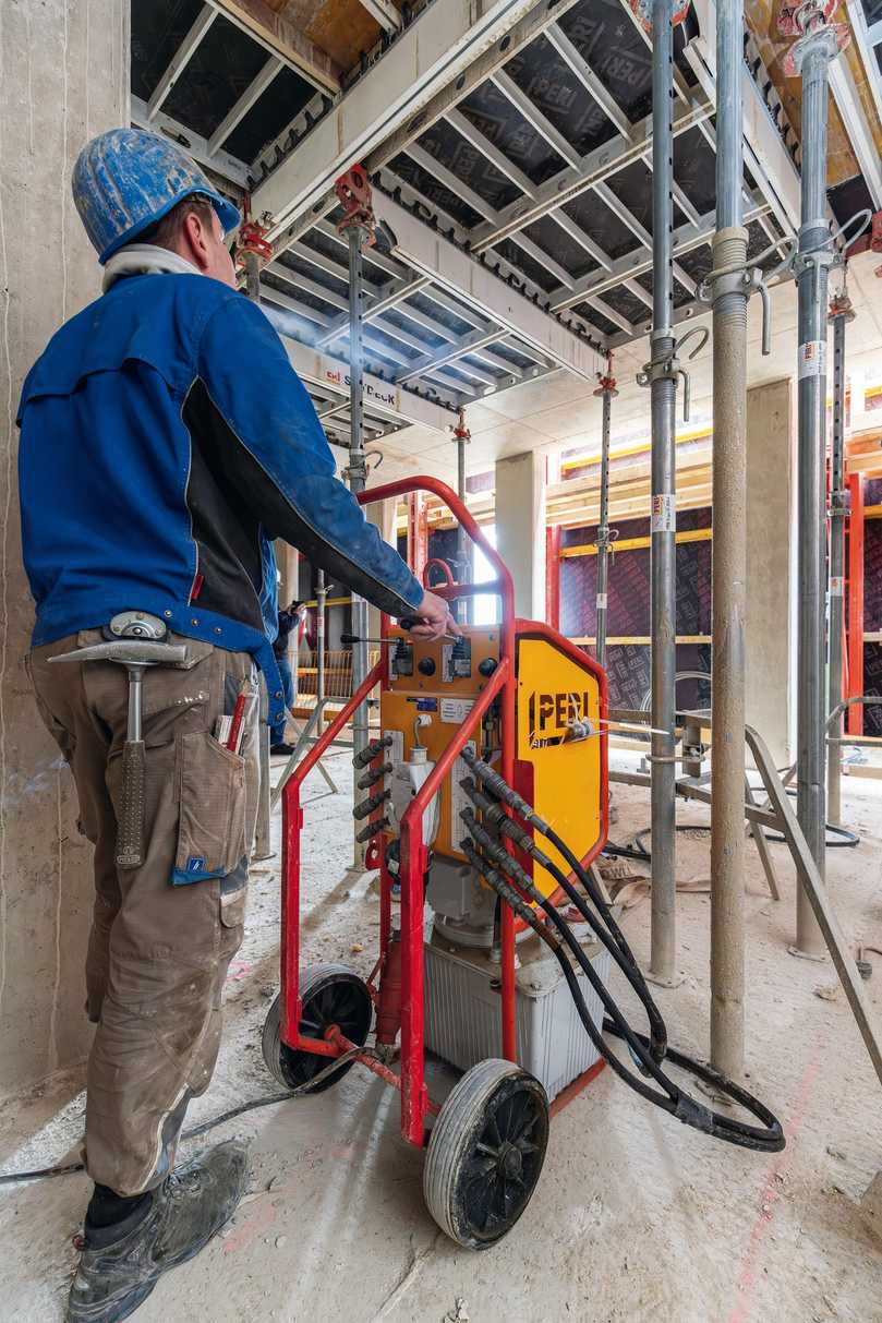 Ohne Kran: Die RCS Schutzwandeinheiten wanderten mithilfe der mobilen Kletterhydraulik kranunabhängig und schienengeführt in die jeweils nächste Etage. | Foto: Andreas Tausend Ohne Kran: Die RCS Schutzwandeinheiten wanderten mithilfe der mobilen Kletterhydraulik kranunabhängig und schienengeführt in die jeweils nächste Etage. | Foto: Andreas Tausend