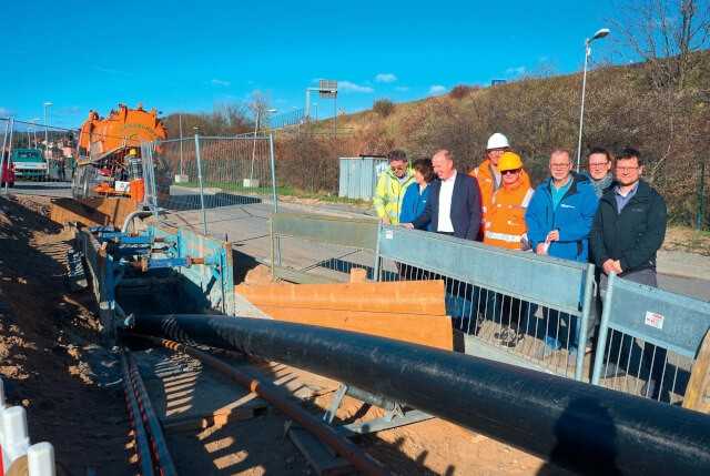 Rohreinzug im Beisein von Ralf Strotheicher, Technischer Geschäftsführer der Stadtentwässerung Dresden (3.v.l.) | Foto: Stadtentwässerung Dresden Rohreinzug im Beisein von Ralf Strotheicher, Technischer Geschäftsführer der Stadtentwässerung Dresden (3.v.l.) | Foto: Stadtentwässerung Dresden
