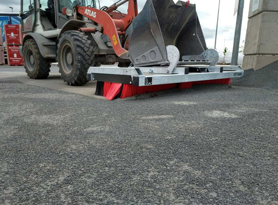 CLEANline Reinigungstechnik bietet Anbaukehrgeräte für eine Vielzahl von Trägerfahrzeugen CLEANline Reinigungstechnik bietet Anbaukehrgeräte für eine Vielzahl von Trägerfahrzeugen