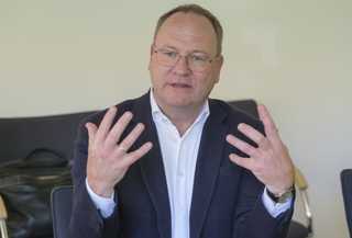 Leitungsbau zwischen Boom und Bremse