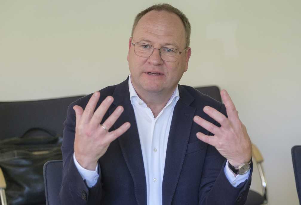 Leitungsbau zwischen Boom und Bremse