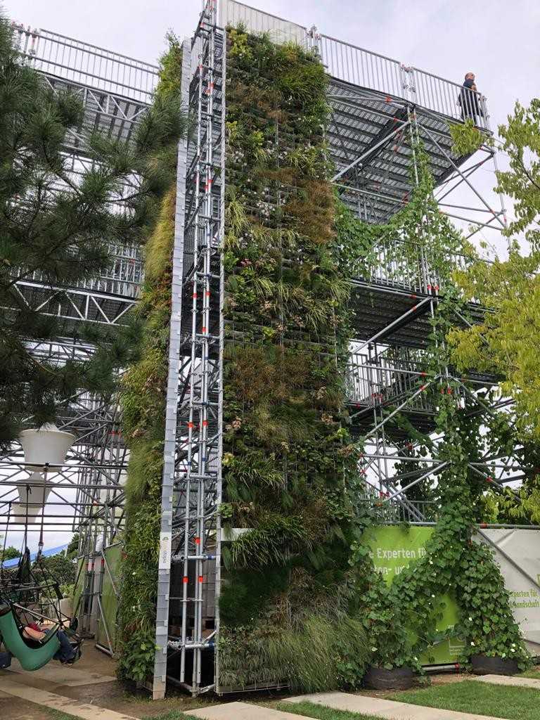 Am zehn Meter hohen Turm vom VGL wuchsen auf zwei Seiten unter anderem Scabiosia, Teppichphlox und Salbei in 1.700 Filztöpfen, eingesteckt in ein sogenanntes Coresystem aus Metall. | Foto: BEEOZOPIA Am zehn Meter hohen Turm vom VGL wuchsen auf zwei Seiten unter anderem Scabiosia, Teppichphlox und Salbei in 1.700 Filztöpfen, eingesteckt in ein sogenanntes Coresystem aus Metall. | Foto: BEEOZOPIA