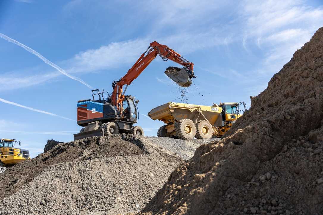 KTEG und Hitachi entwickeln ZE150W Elektro-Mobilbagger