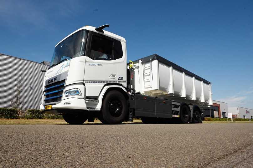 Der DAF XD 350 Electric geht als Abrollkipper mit elektrischen Nebenantrieb im Soloeinsatz auf Tour. | Foto: FH