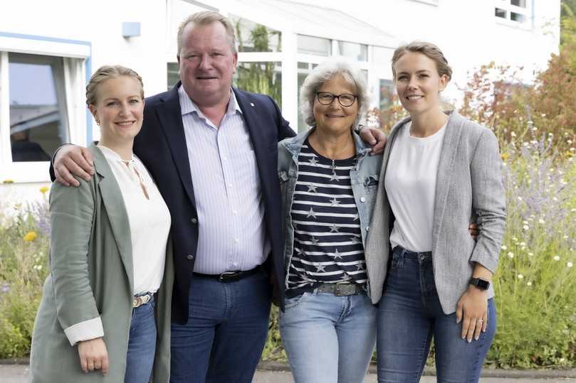 Familie Knappmann (v.l.n.r.): Laura Knappmann, Peter Knappmann, Gisela Knappmann und Lena Yigen. | Foto: PATRIC PRAGER Familie Knappmann (v.l.n.r.): Laura Knappmann, Peter Knappmann, Gisela Knappmann und Lena Yigen. | Foto: PATRIC PRAGER