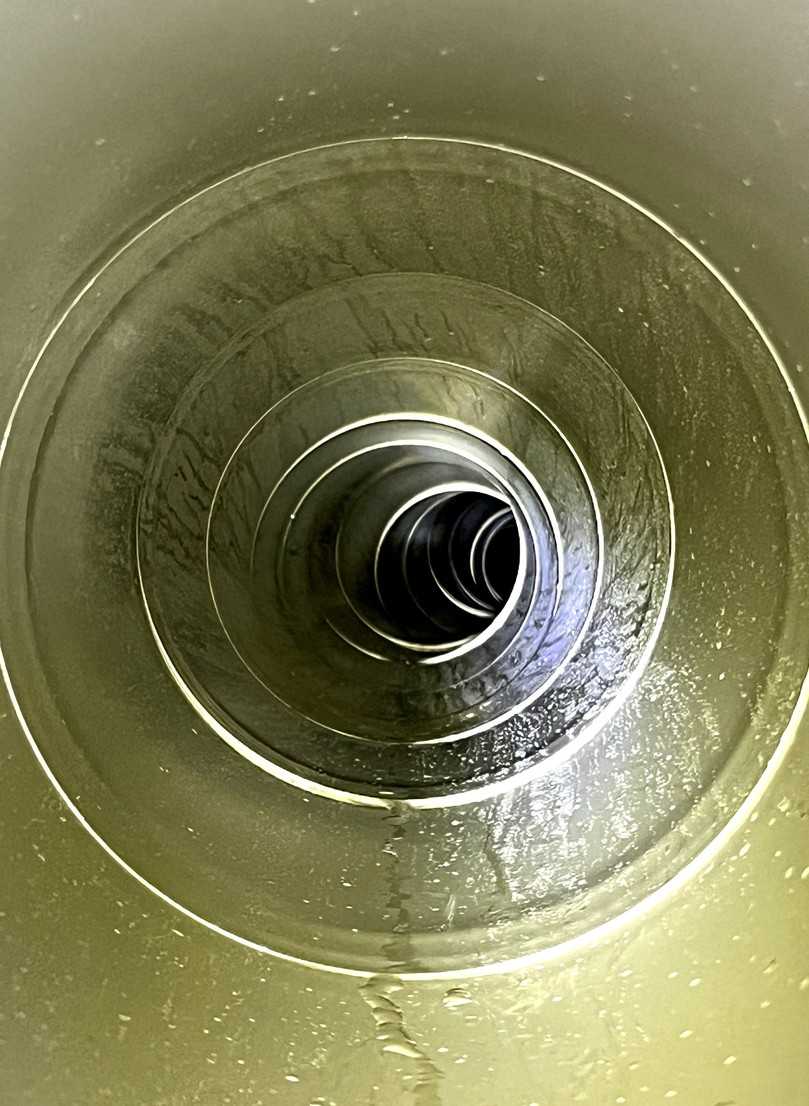 Beim TIP-Verfahren bleibt die hydraulische Leistungsfähigkeit nahezu vollständig erhalten. Trotz eines teilweisen Verlaufs in „Schlangenlinien“ stellten die Rohre ein dichtes System wieder her. | Foto: Sanierungstechnik Dommel