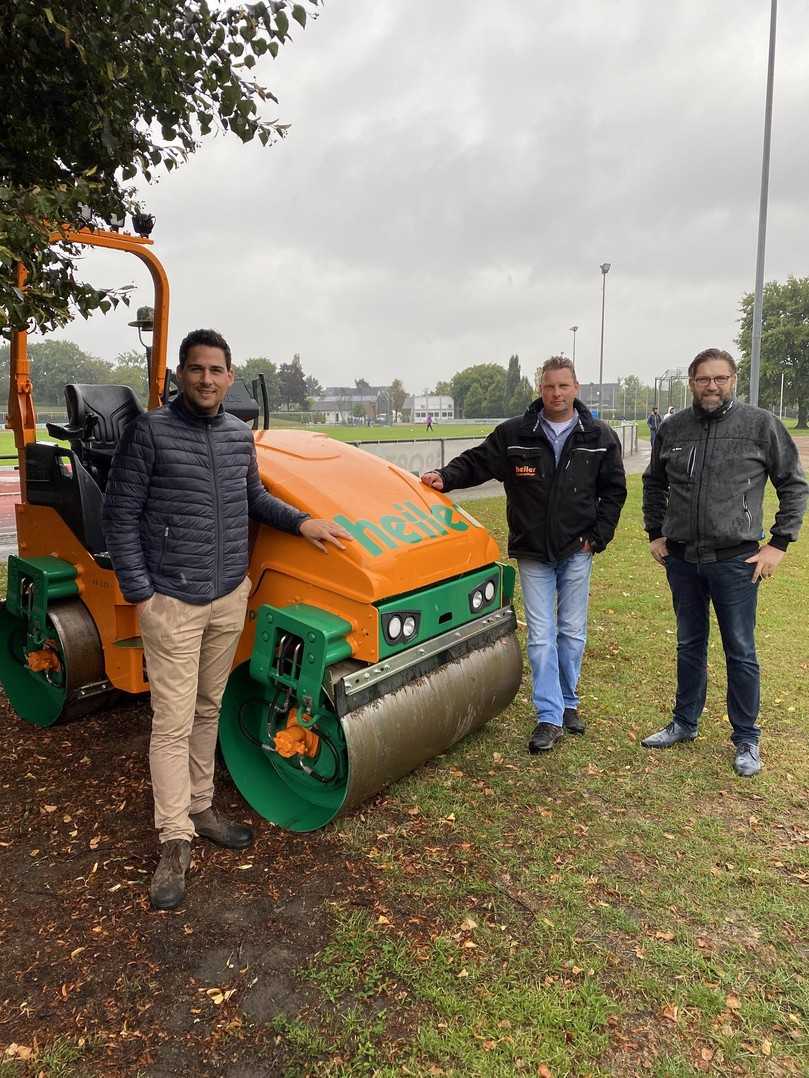 Zufrieden mit der „maßgeschneiderten“ Sondermaschine für den Sportplatzbau: (v.l.n.r.) Sebastian Kölzer, Bomag-Produktmanager Leichte Tandemwalzen, André Kastigen, Prokurist bei heiler und Willy Born, Gebietsverkaufsleiter von Bomag. | Foto: Fotos: Bomag