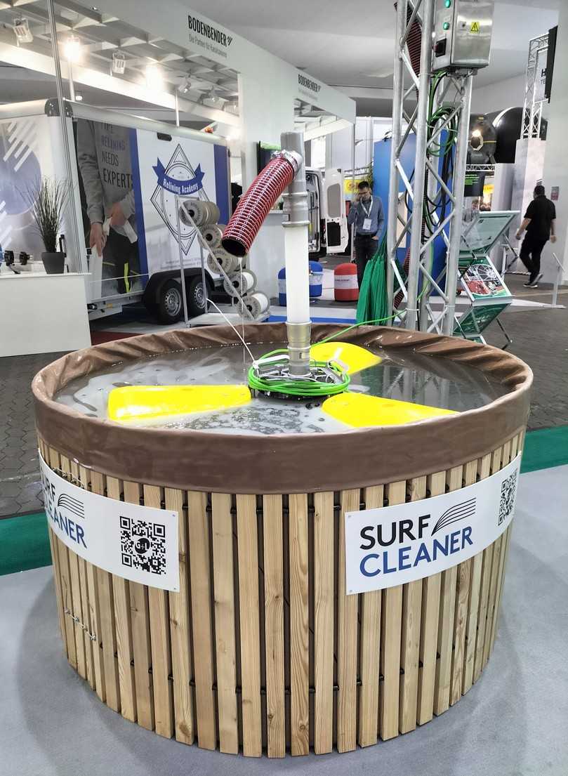 Der neue SurfCleaner von Grüning + Loske gewinnt Verunreinigungen wie Öl, Kunststoffe, Schlämme und andere Schadstoffe von Wasseroberflächen zurück. | Foto: B_I/Valdix Der neue SurfCleaner von Grüning + Loske gewinnt Verunreinigungen wie Öl, Kunststoffe, Schlämme und andere Schadstoffe von Wasseroberflächen zurück. | Foto: B_I/Valdix
