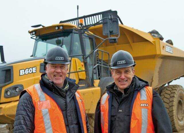 Sie präsentierten das neue 4x4-Flaggschiff von Bell Equipment (v. l.): Europa-Direktor Marc Schürmann und Andreas Reinert, Verkaufsleiter Bell Deutschland. | Fotos: Bell Equipment/tb