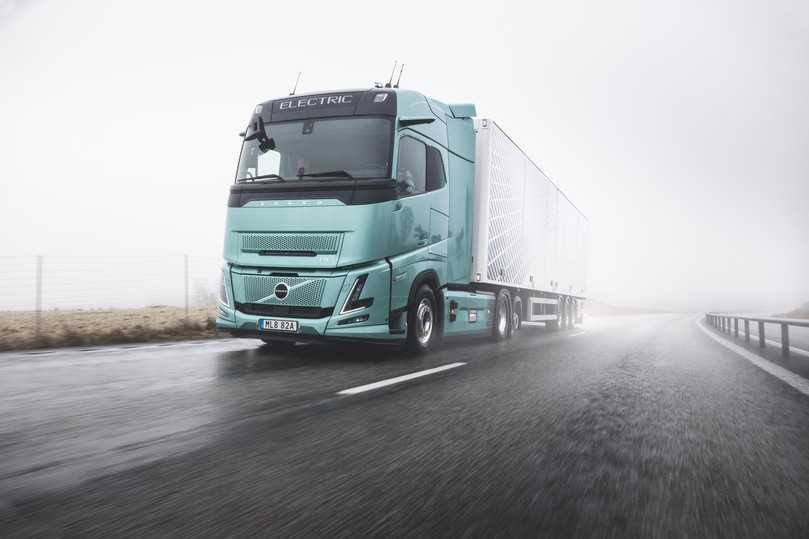Der neue Volvo FH Aero Electric fällt durch die Nachlaufachse und seine verlängerten Siteflaps auf. | Foto: Volvo Trucks 