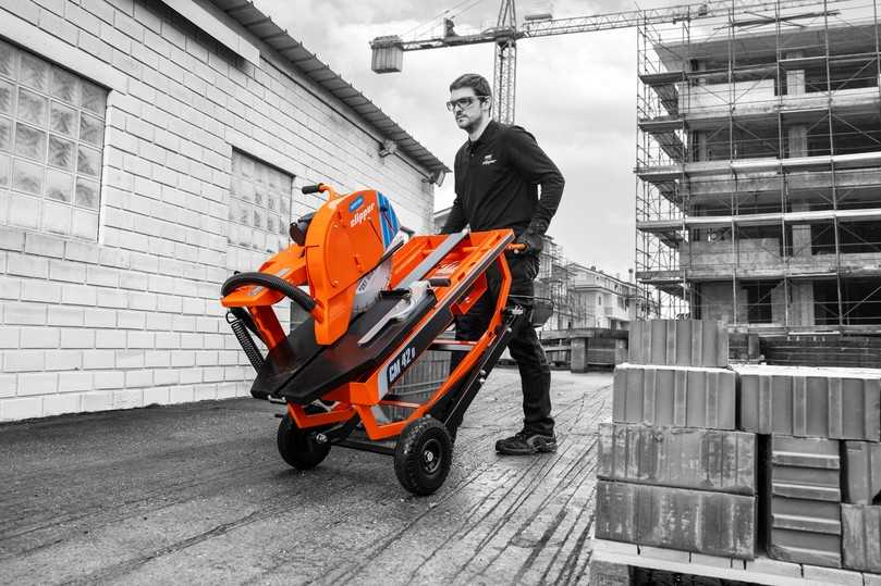 Passt durch die Tür: Die Tischsäge CM42 D wiegt rund 100 Kilogramm und lässt sich dank des Scherentisches von einer Person transportieren. | Foto: Norton Clipper