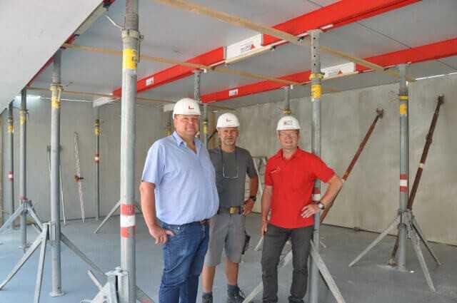 Der Zeitgewinn bedeutet weniger Kosten – das sorgt für zufriedene Mienen bei Bauleiter Stephan Weber, Polier Udo Baraschewitsch und Walter Siegler, Produktmanager bei Mayer Schaltechnik (v.l.). | Fotos: Mayer Schaltechnik Der Zeitgewinn bedeutet weniger Kosten – das sorgt für zufriedene Mienen bei Bauleiter Stephan Weber, Polier Udo Baraschewitsch und Walter Siegler, Produktmanager bei Mayer Schaltechnik (v.l.). | Fotos: Mayer Schaltechnik