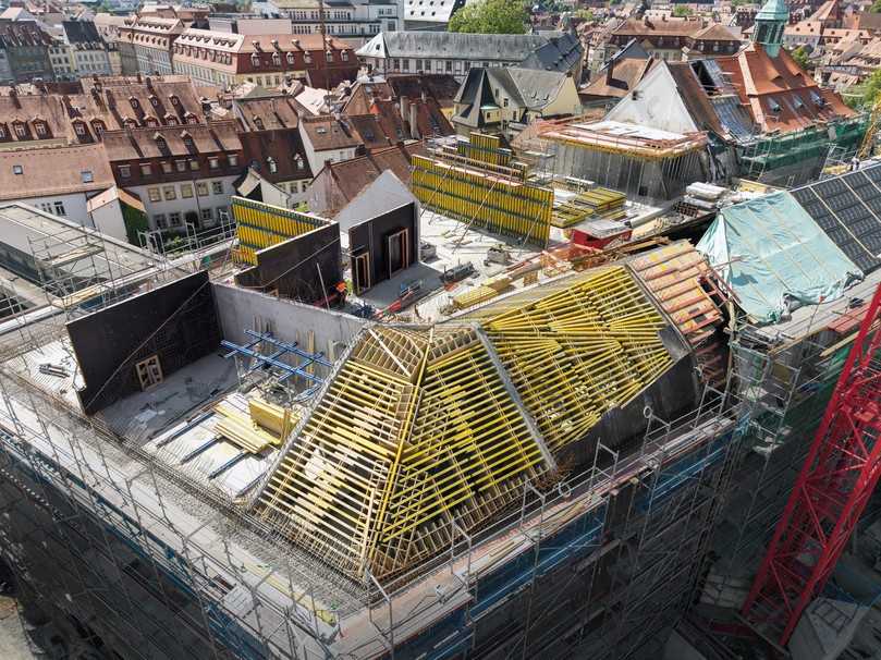Aufbau der Dach-Schalungskonstruktion: Die Nummerierung aller Einzelteile und eine präzise Montageanleitung verhindert Verwechslungen beim Aufbau der verschiedenen Dachneigungen. | Foto: Doka