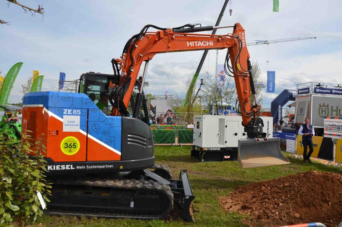 Die Musterbaustelle „Elektromobilität im Kompakt- und GaLaBau“ auf der RATL 2023 zeigte den Besuchenden, wie die emissionsfreie Baustelle der Zukunft aussehen könnte. | Foto: B_I MEDIEN/Hendrik Stellmach