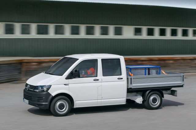 Das Platzangebot im VW Transporter mit Doppelkabine ist auf sechs Personen begrenzt. Das Platzangebot im VW Transporter mit Doppelkabine ist auf sechs Personen begrenzt.