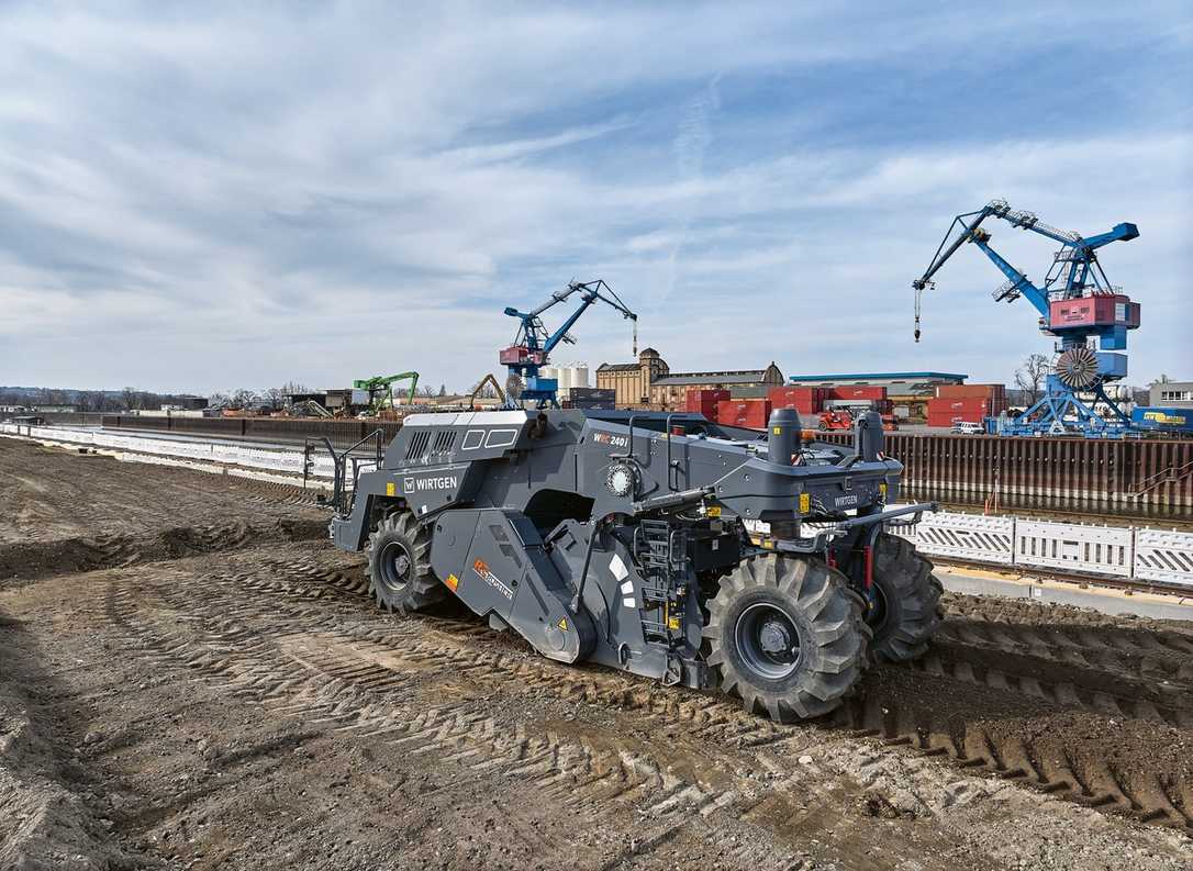 Wirtgen Kaltrecycler WRC 240i "Rock Crusher" beschleunigt Recycling am Trailerport Dresden Wirtgen Kaltrecycler WRC 240i "Rock Crusher" beschleunigt Recycling am Trailerport Dresden
