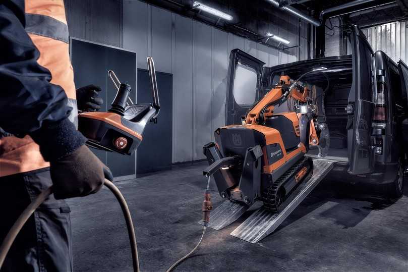 Der DXR95 bewegt sich nicht nur problemlos auf engen Baustellen, er passt auch in einen normalen Transporter. | Foto: Husqvarna Der DXR95 bewegt sich nicht nur problemlos auf engen Baustellen, er passt auch in einen normalen Transporter. | Foto: Husqvarna