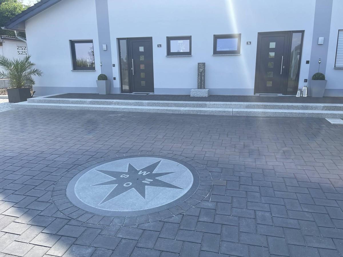 „In zwei oder drei Tagen sind die Mustersteine da, vom Werk oder vom Vandersanden-Außendienst zugeschickt. Zudem wird man auf dem Laufenden gehalten und bekommt die neuesten Prospekte direkt frei Haus. Daher alles super! – nur weiterzuempfehlen“, sagt GaLaBauer Thomas Schulz. | Foto: Vandersanden