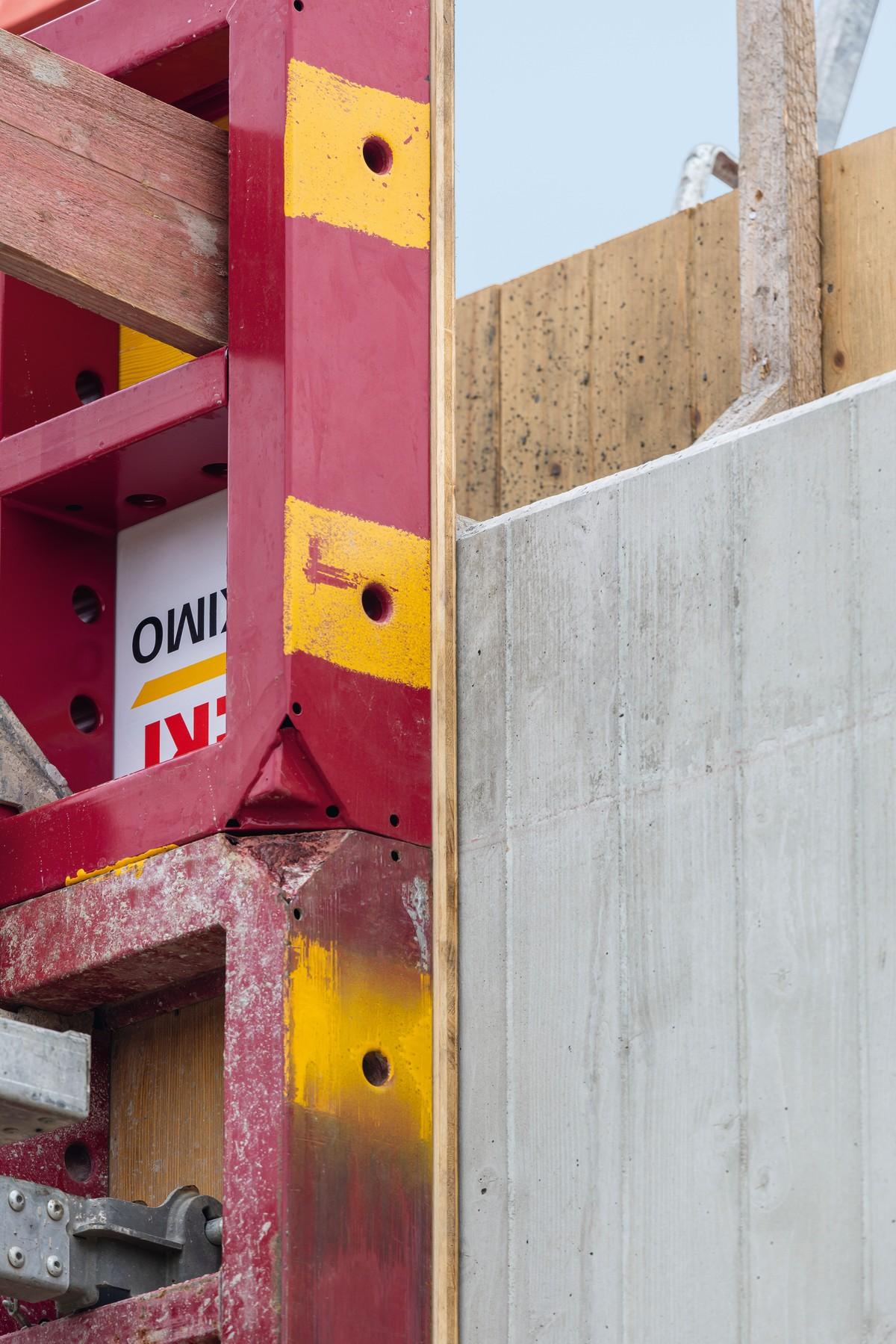 Die „Maximo Struktur“-Rahmenschalung mit aufgesetzter 3S-Schalungsplatte und V-förmigen Einfräsungen ergibt die geforderte Betonoptik. | Foto: Andreas Tausend