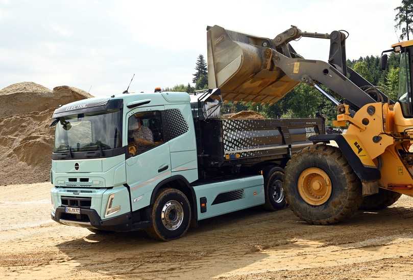 Rund zwei Radlader-Schaufeln Erde und die Nutzlast von 12,6 t des Volvo FMX Electric 6x4 ist voll ausgereizt. | Foto: FH