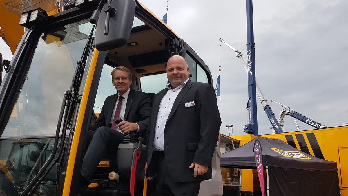 Ein Bild auf einem Bagger darf nicht fehlen: Ministerpräsident Daniel Günther lässt sich von Händler Jens Schlüter die Vorzüge des nagelneuen Kettenbaggers JCB 245XR erläutern. | Foto: bb