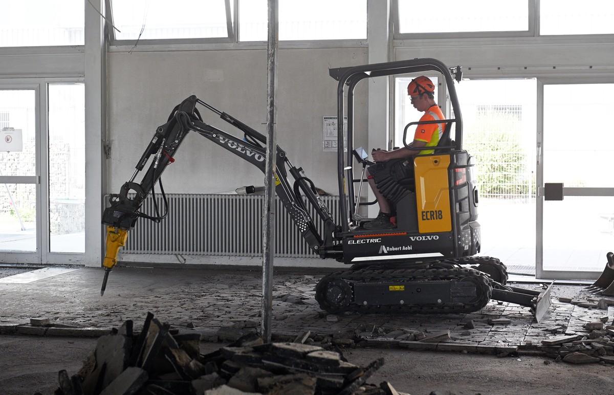Der batterieelektrische Kompaktbagger Volvo ECR18 ist beim Abbruch des Betonboden im 1. Stock in seinem Element. | Foto: QUATEX