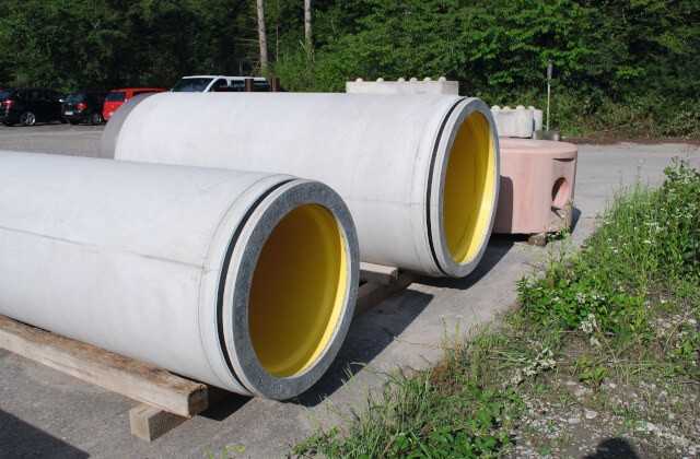 Die Spitzenden der in der Schalung erhärteten Vortriebsrohre werden separat vorentschalt. Eine nach Aussagen von Christian Weinberger bisher weltweit einzigartige Funktion der Betonrohrgießformen.