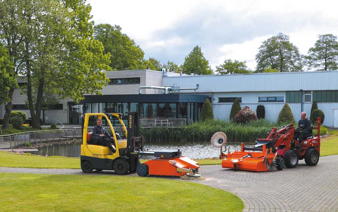 Bema präsentiert die neuen Anbaukehrmaschinen Sweezy 25 Dual WD und Sweezy 40 WD. Bema präsentiert die neuen Anbaukehrmaschinen Sweezy 25 Dual WD und Sweezy 40 WD.