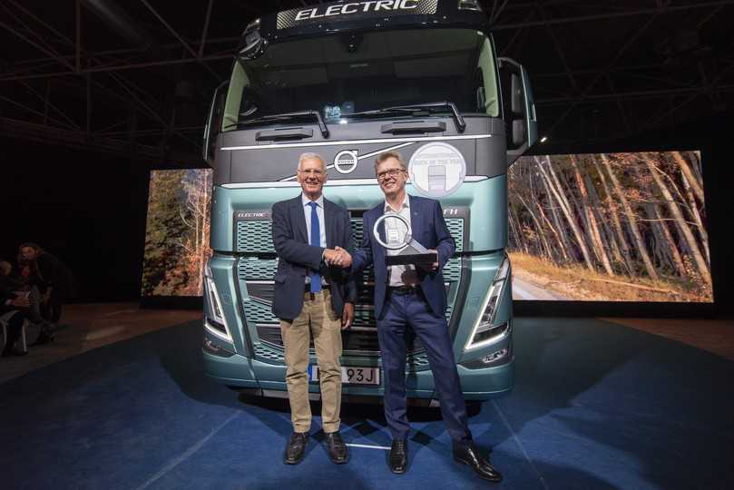 Gianenrico Griffini (links) übergibt als Vorsitzender des International Truck of the Year die ITOY-Trophäe 2024 an Volvo Trucks-Präsident Roger Alm. | Foto: Volvo Trucks Gianenrico Griffini (links) übergibt als Vorsitzender des International Truck of the Year die ITOY-Trophäe 2024 an Volvo Trucks-Präsident Roger Alm. | Foto: Volvo Trucks