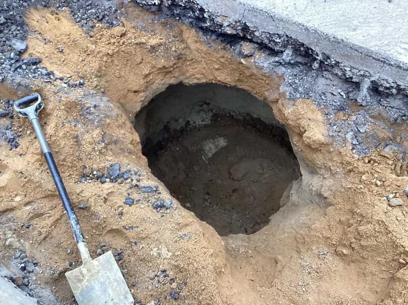 Im Randbereich der Fahrbahn der Lübecker Ausfallstraße wurde ein etwa fünf Kubikmeter großer Hohlraum entdeckt. | Foto: Entsorgungsbetriebe Lübeck