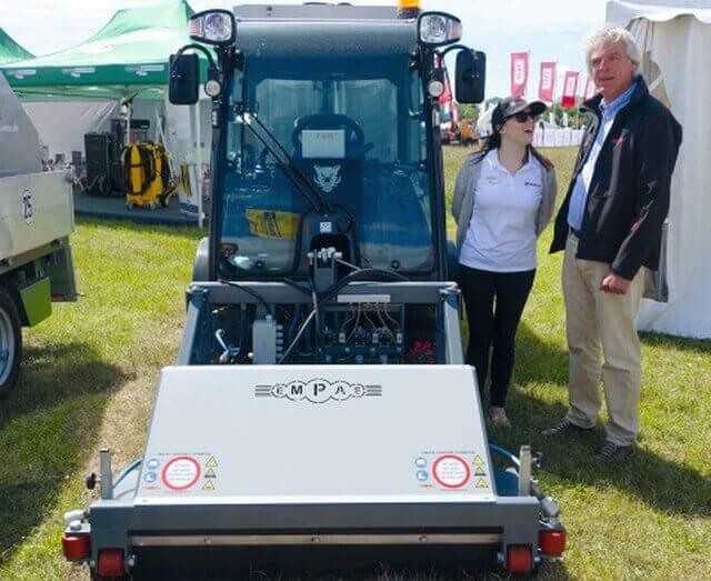 Die Arbeitseinheit MCP des niederländischen Spezialisten für Heißwassertechnik, Empas BV, kann z.B. frontseitig an ein Multihog-Trägerfahrzeug angebaut werden. Die Arbeitseinheit MCP des niederländischen Spezialisten für Heißwassertechnik, Empas BV, kann z.B. frontseitig an ein Multihog-Trägerfahrzeug angebaut werden.