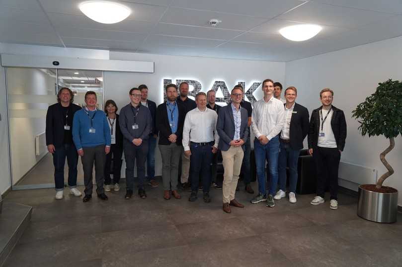 Gäste der Veranstaltung, darunter eine Delegation der WTSH und Vertreter der Staatskanzlei, informierten sich vor Ort über die neuesten KI-Entwicklungen. | Foto: IBAK Gäste der Veranstaltung, darunter eine Delegation der WTSH und Vertreter der Staatskanzlei, informierten sich vor Ort über die neuesten KI-Entwicklungen. | Foto: IBAK