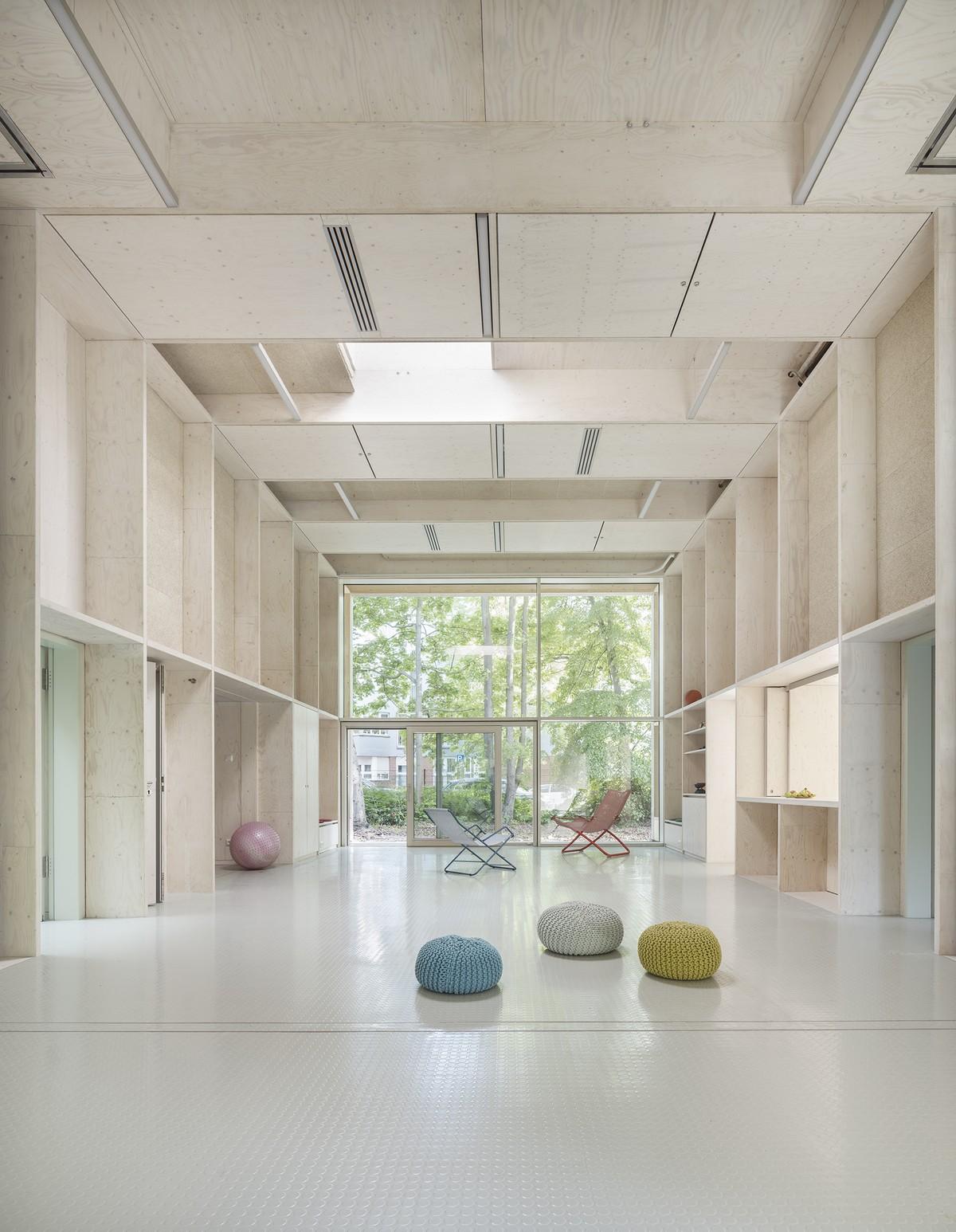Moabiter Kinderhof in Berlin: Die sichtbar gelassene Konstruktion zoniert die Bereiche und nimmt Funktionen wie Akustik, Stauraum und Sitznischen auf. | Foto: Werner Huthmacher Moabiter Kinderhof in Berlin: Die sichtbar gelassene Konstruktion zoniert die Bereiche und nimmt Funktionen wie Akustik, Stauraum und Sitznischen auf. | Foto: Werner Huthmacher