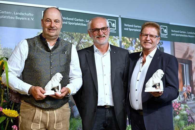 Karl Artinger (links) und Stefan  Weiß (rechts) erhalten von Dietmar Lindner, Präsident des VGL Bayern,  einen „Bayerischen Löwen“. | Foto: Astrid Schmidhuber, VGL Bayern