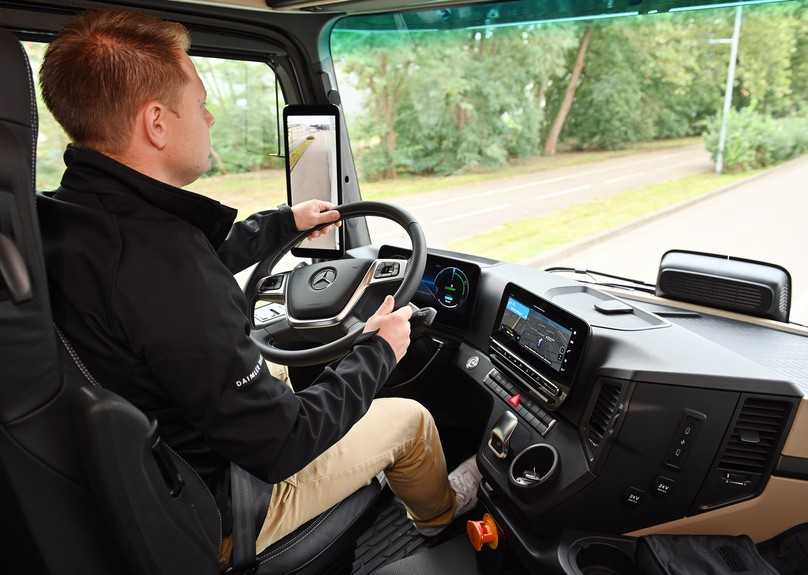 Mercedes-Fahrer müssen sich im neuen elektrischen eActros 400 nicht großartig umstellen, aber auf die Besonderheiten der E-Mobilität einstellen. | Foto: QUATEX Mercedes-Fahrer müssen sich im neuen elektrischen eActros 400 nicht großartig umstellen, aber auf die Besonderheiten der E-Mobilität einstellen. | Foto: QUATEX