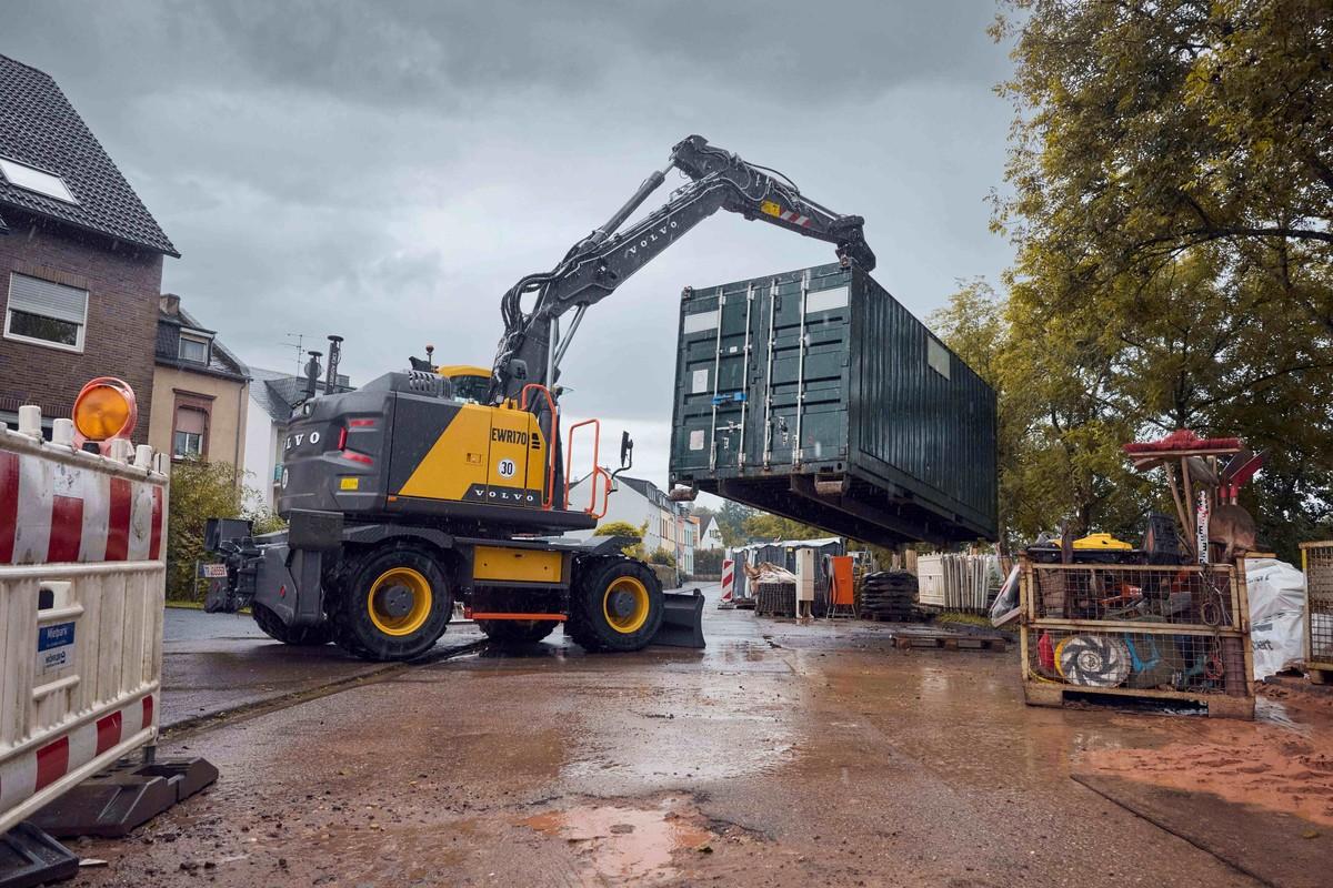 Mit dem kürzesten Heckschwenkradius ihrer Klasse und reduziertem Frontschwenkradius sind die Volvo-Mobilbagger EWR150 und der EWR170 ideal für Arbeiten auf engstem Raum. | Foto: Swecon Mit dem kürzesten Heckschwenkradius ihrer Klasse und reduziertem Frontschwenkradius sind die Volvo-Mobilbagger EWR150 und der EWR170 ideal für Arbeiten auf engstem Raum. | Foto: Swecon