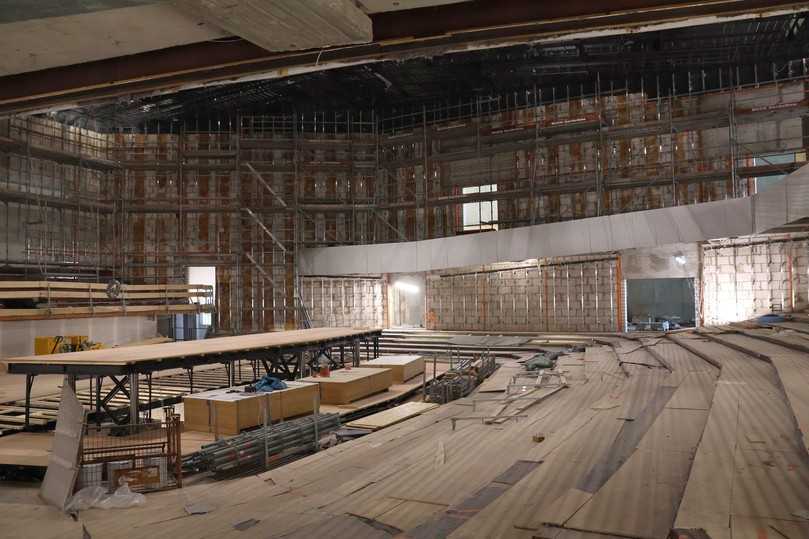 Der Konzertsaal: Die moderne Bühnentechnik ist fast fertig, die Wandverkleidung folgt, zuletzt kommt die Bestuhlung. | Foto: B.Hinrichs