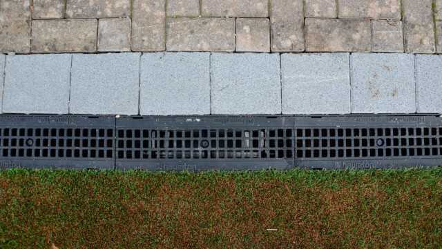 Der Anschluss an das Kanalsystem erfolgt über den Einlaufkasten. Dieser fügt sich unauffällig in das Rinnensystem ein.