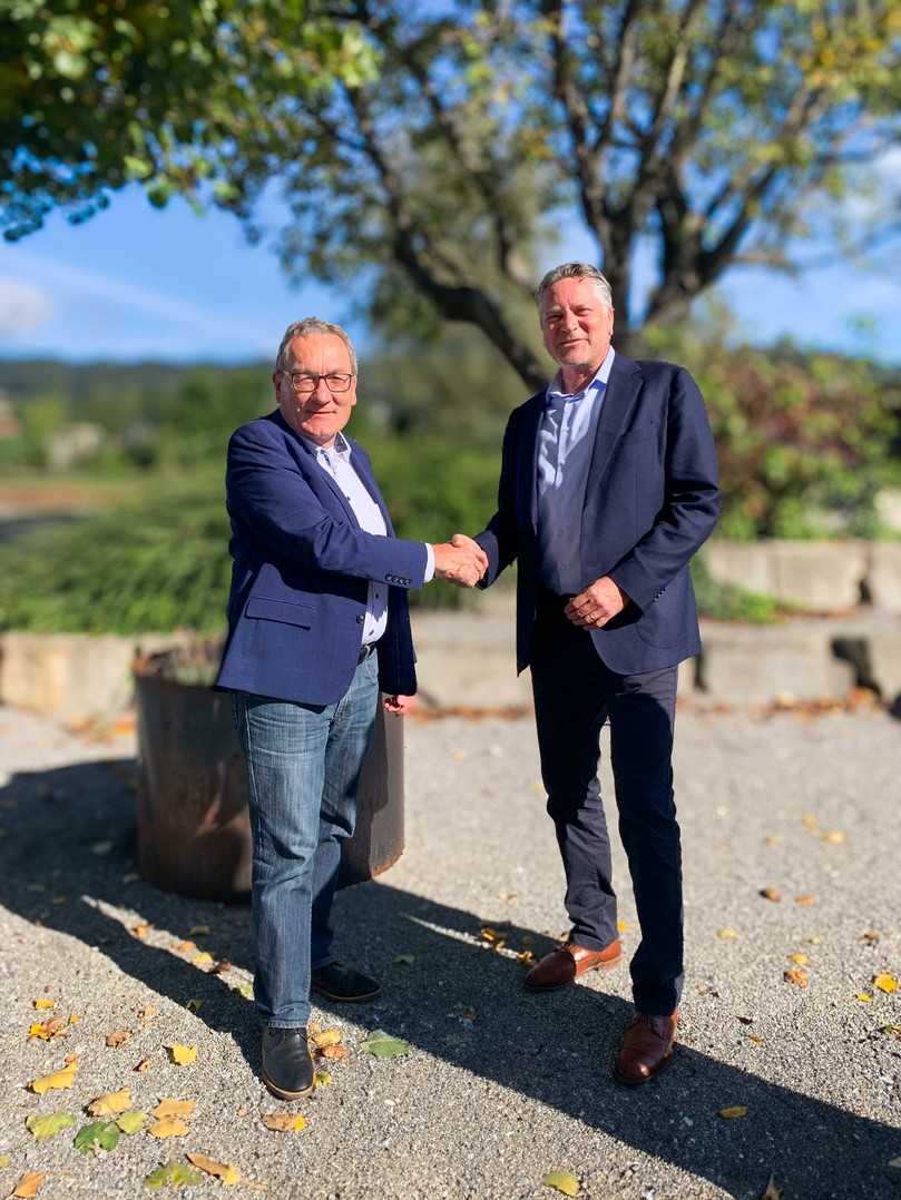 Besiegeln die neue Gründach-Kooperation: Uwe Harzmann (l.), Vorstand der Optigrün International AG, und Georg Lind, Geschäftsbereichsleiter Roofing bei Sika Deutschland | Foto: Sika Deutschland CH AG & Co KG