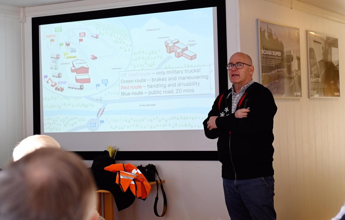 John Lauvstad vom Organisationsteam der Norsk Scania AS warnt die Teilnehmer vor den extrem glatten Straßen. | Foto: Quatex